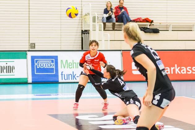 Paula Reinisch (Schwarz-Weiß Erfurt, 4) bei der Ballannahme, Volleyball, 1. Bundesliga Frauen, Schwarz-Weiß Erfurt - VC Olympia Berlin,