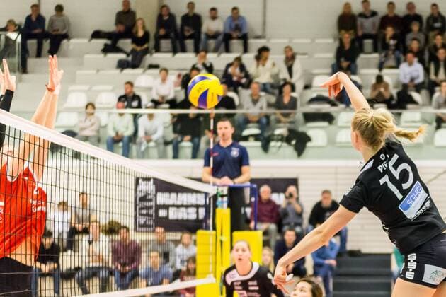 Madleen Piest (Schwarz-Weiß Erfurt, 15) beim Angriff, Volleyball, 1. Bundesliga Frauen, Schwarz-Weiß Erfurt - VC Olympia Berlin,
