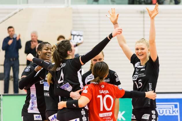 Jubel, celebration bei Schwarz-Weiß Erfurt (SWE), Volleyball, 1. Bundesliga Frauen, Schwarz-Weiß Erfurt - VC Olympia Berlin,