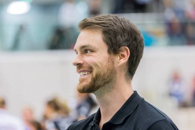 Jonas Kronseder (Schwarz-Weiß Erfurt, Trainer); lachend, Jubel, celebration, Volleyball, 1. Bundesliga Frauen, Schwarz-Weiß Erfurt - VC Olympia Berlin,