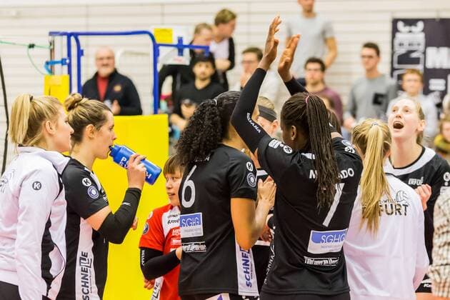 Jubel, celebration bei Schwarz-Weiß Erfurt (SWE), Volleyball, 1. Bundesliga Frauen, Schwarz-Weiß Erfurt - VC Olympia Berlin,
