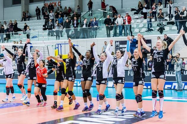 Mannschaftsfoto, Aufstellung, team photo Schwarz-Weiß Erfurt (SWE); Jubel, celebration über den Sieg, Volleyball, 1. Bundesliga Frauen, Schwarz-Weiß Erfurt - VC Olympia Berlin,