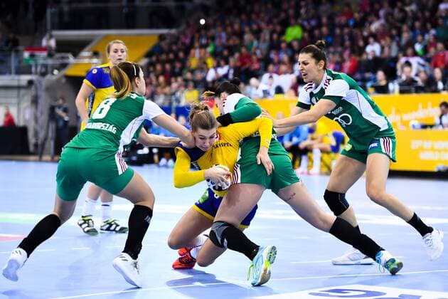 171203 Sveriges Anna Lagerquist oroar framför Ungerns Aniko Kovacsics och Anett Kisfaludy i matchen mellan Ungern och Sverige under handbolls-VM den 3 december 2017 i Bietigheim Bissingen. Copyright: CARLxSANDIN BB171203CS025
