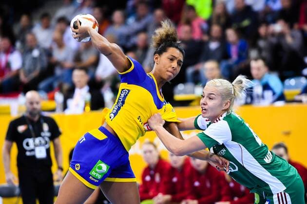 171203 Sveriges Jamina Roberts och Ungerns Noemi Hafra under matchen mellan Ungern och Sverige under handbolls-VM den 3 december 2017 i Bietigheim Bissingen. Copyright: CARLxSANDIN BB171203CS034