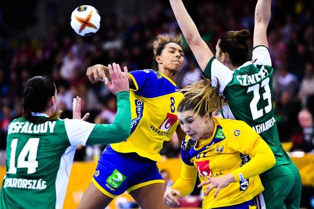 171203 Sveriges Jamina Roberts och Anna Lagerquist oroar framför Ungerns försvar under matchen mellan Ungern och Sverige under handbolls-VM den 3 december 2017 i Bietigheim Bissingen. Copyright: CARLxSANDIN BB171203CS035