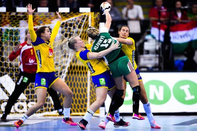 171203 Sveriges Anna Lagerquist , Emma Fernis och Sabina Jacobsen försvarar mot Ungerns Kinga Klivinyi under matchen mellan Ungern och Sverige under handbolls-VM den 3 december 2017 i Bietigheim Bissingen. Copyright: CARLxSANDIN BB171203CS036
