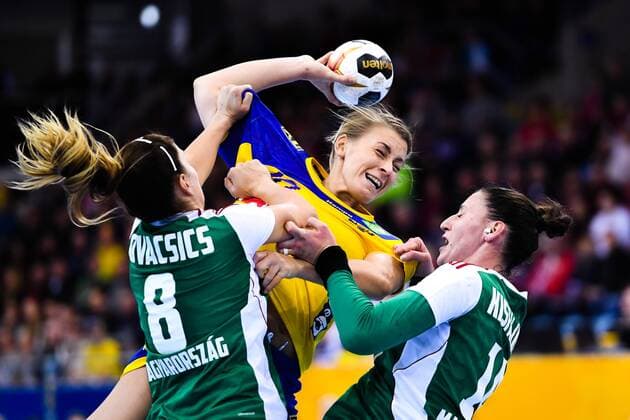 171203 Sveriges Isabelle Gullden under matchen mellan Ungern och Sverige under handbolls-VM den 3 december 2017 i Bietigheim Bissingen. Copyright: CARLxSANDIN BB171203CS037