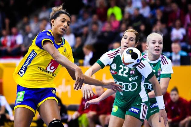 171203 Sveriges Jamina Roberts under matchen mellan Ungern och Sverige under handbolls-VM den 3 december 2017 i Bietigheim Bissingen. Copyright: CARLxSANDIN BB171203CS038
