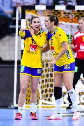 171203 Sveriges Anna Lagerquist och Sabina Jacobsen under matchen mellan Ungern och Sverige under handbolls-VM den 3 december 2017 i Bietigheim Bissingen. Copyright: CARLxSANDIN BB171203CS039