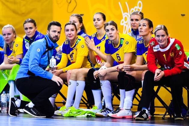 171203 Sveriges förbundskapten Henrik Signell, Anna Lagerquist , Daniela Gustin , Carin Strömberg, Sabina Jacobsen och malvakt Johanna Bundsen under matchen mellan Ungern och Sverige under handbolls-VM den 3 december 2017 i Bietigheim Bissingen. Copyright: CARLxSANDIN BB171203CS041