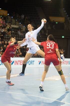 GER, IHF WM 2017, Montenegro (MNE) vs Russland (RUS) 03.12.2017, EWE Arena, Oldenburg, Germany, 23.IHF World Championship WM Weltmeisterschaft 2017 Women, first round, Group C, Montenegro vs Russland, im Bild Katarina BULATOVIC ( MNE 32 ) Daria DMITRIEVA, Anna PUNKO(RUS 7 , 93)