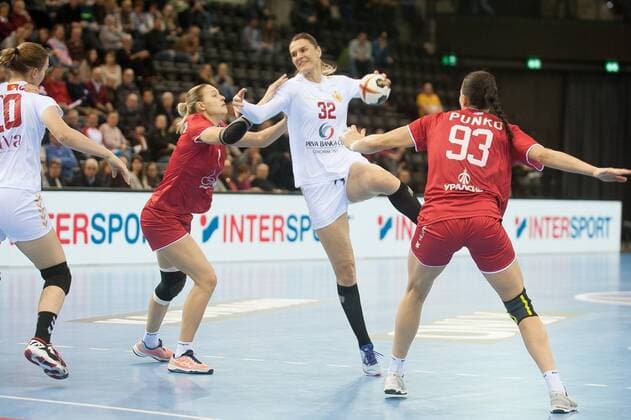 GER, IHF WM 2017, Montenegro (MNE) vs Russland (RUS) 03.12.2017, EWE Arena, Oldenburg, Germany, 23.IHF World Championship WM Weltmeisterschaft 2017 Women, first round, Group C, Montenegro vs Russland, im Bild Katarina BULATOVIC ( MNE 32 ) Daria DMITRIEVA, Anna PUNKO(RUS 7 , 93)