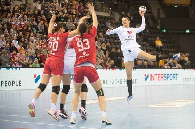 GER, IHF WM 2017, Montenegro (MNE) vs Russland (RUS) 03.12.2017, EWE Arena, Oldenburg, Germany, 23.IHF World Championship WM Weltmeisterschaft 2017 Women, first round, Group C, Montenegro vs Russland, im Bild Katarina BULATOVIC ( MNE 32 ) Mayya PETROVA, Anna PUNKO(RUS 70 , 93)