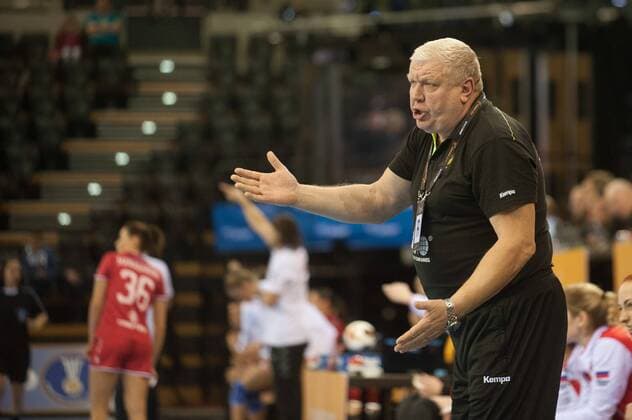 GER, IHF WM 2017, Montenegro (MNE) vs Russland (RUS) 03.12.2017, EWE Arena, Oldenburg, Germany, 23.IHF World Championship WM Weltmeisterschaft 2017 Women, first round, Group C, Montenegro vs Russland, im Bild Evgenii TREFILOV (RUS Headcoach)