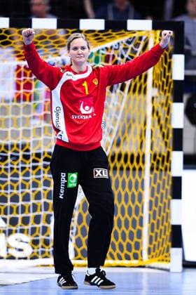 171203 Sveriges malvakt Johanna Bundsen jublar under matchen mellan Ungern och Sverige under handbolls-VM den 3 december 2017 i Bietigheim Bissingen. Copyright: CARLxSANDIN BB171203CS043