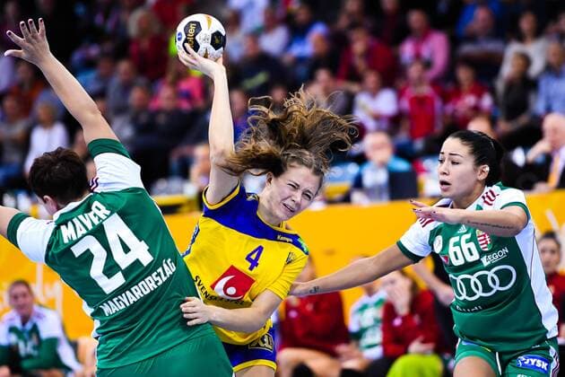 171203 Sveriges Olivia Mellegard under matchen mellan Ungern och Sverige under handbolls-VM den 3 december 2017 i Bietigheim Bissingen. Copyright: CARLxSANDIN BB171203CS047