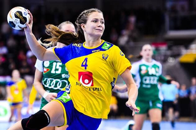 171203 Sveriges Olivia Mellegard under matchen mellan Ungern och Sverige under handbolls-VM den 3 december 2017 i Bietigheim Bissingen. Copyright: CARLxSANDIN BB171203CS049