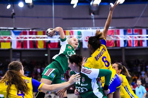 171203 Ungerns Noemi Hafra och Sveriges Jamina Roberts under matchen mellan Ungern och Sverige under handbolls-VM den 3 december 2017 i Bietigheim Bissingen. Copyright: CARLxSANDIN BB171203CS053
