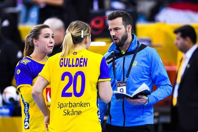 171203 Sveriges förbundskapten Henrik Signelli samtal med Anna Lagerquist och Isabelle Gullden under matchen mellan Ungern och Sverige under handbolls-VM den 3 december 2017 i Bietigheim Bissingen. Copyright: CARLxSANDIN BB171203CS054