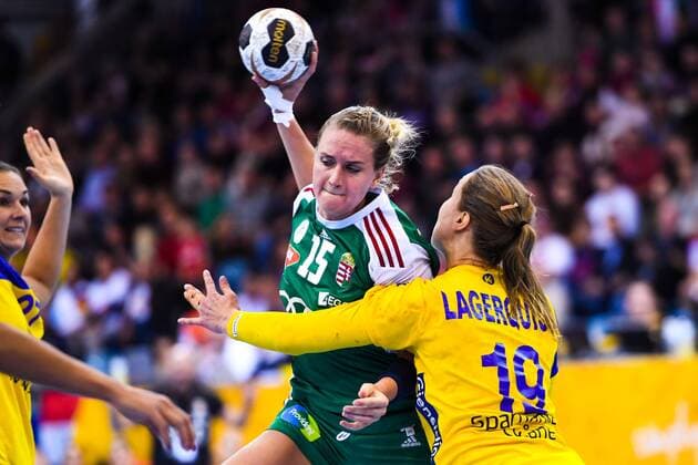 171203 Sveriges Anna Lagerquist försvarar mot Ungerns Kinga Klivinyi under matchen mellan Ungern och Sverige under handbolls-VM den 3 december 2017 i Bietigheim Bissingen. Copyright: CARLxSANDIN BB171203CS055