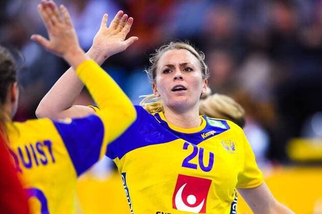 171203 Sveriges Isabelle Gullden jublar efter mal i matchen mellan Ungern och Sverige under handbolls-VM den 3 december 2017 i Bietigheim Bissingen. Copyright: CARLxSANDIN BB171203CS059