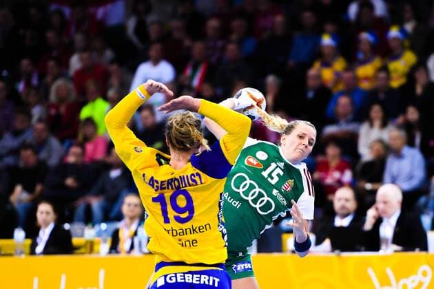 171203 Anna Lagerquist försvarar mot Ungerns Kinga Klivinyi i matchen mellan Ungern och Sverige under handbolls-VM den 3 december 2017 i Bietigheim Bissingen. Copyright: CARLxSANDIN BB171203CS061