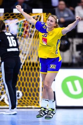 171203 Sveriges Isabelle Gullden jublar efter mal i matchen mellan Ungern och Sverige under handbolls-VM den 3 december 2017 i Bietigheim Bissingen. Copyright: CARLxSANDIN BB171203CS062