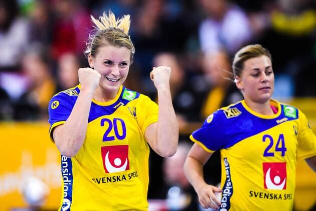171203 Sveriges Isabelle Gullden jublar efter mal i matchen mellan Ungern och Sverige under handbolls-VM den 3 december 2017 i Bietigheim Bissingen. Copyright: CARLxSANDIN BB171203CS063