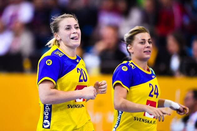 171203 Sveriges Isabelle Gullden och Nathalie Hagman jublar efter mal i matchen mellan Ungern och Sverige under handbolls-VM den 3 december 2017 i Bietigheim Bissingen. Copyright: CARLxSANDIN BB171203CS065