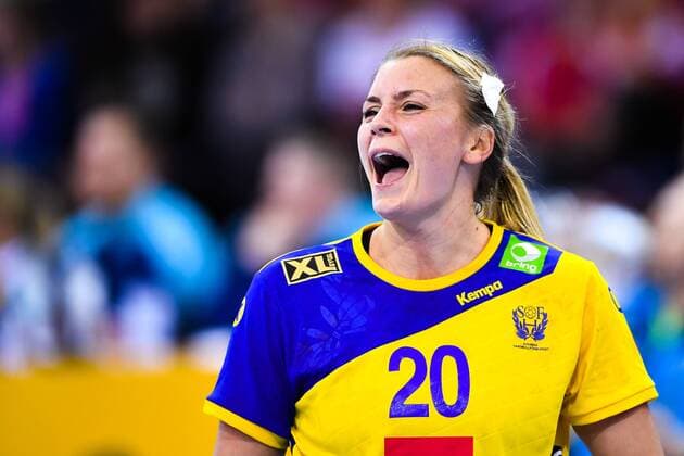 171203 Sveriges Isabelle Gullden jublar efter mal i matchen mellan Ungern och Sverige under handbolls-VM den 3 december 2017 i Bietigheim Bissingen. Copyright: CARLxSANDIN BB171203CS066