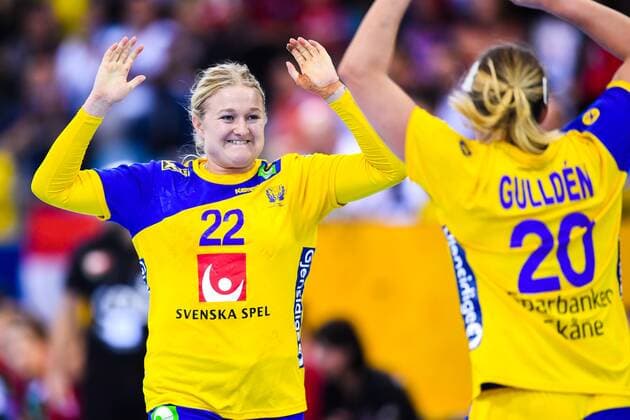 171203 Sveriges Hanna Blomstrand jublar med Isabelle Gullden efter mal i matchen mellan Ungern och Sverige under handbolls-VM den 3 december 2017 i Bietigheim Bissingen. Copyright: CARLxSANDIN BB171203CS070