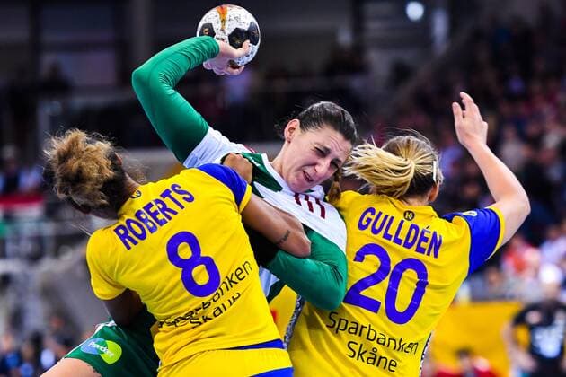 171203 Sveriges Jamina Roberts och Isabelle Gullden försvarar mot Ungerns Anett Kisfaludy i matchen mellan Ungern och Sverige under handbolls-VM den 3 december 2017 i Bietigheim Bissingen. Copyright: CARLxSANDIN BB171203CS071