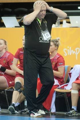 GER, IHF WM 2017, Montenegro (MNE) vs Russland (RUS) 03.12.2017, EWE Arena, Oldenburg, Germany, 23.IHF World Championship WM Weltmeisterschaft 2017 Women, first round, Group C, Montenegro vs Russland, im Bild Oh, Oh¦. Evgenii FREFILOV (RUS Coach )