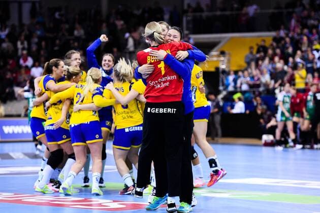 171203 Sveriges malvakt Johanna Bundsen omfamnar Filippa Idehn efter matchen mellan Ungern och Sverige under handbolls-VM den 3 december 2017 i Bietigheim Bissingen. Copyright: CARLxSANDIN BB171203CS073