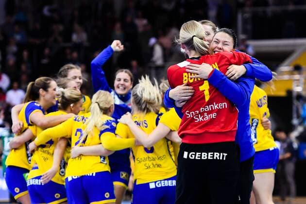 Bilder des Tages - SPORT 171203 Sveriges malvakt Johanna Bundsen omfamnar Filippa Idehn efter matchen mellan Ungern och Sverige under handbolls-VM den 3 december 2017 i Bietigheim Bissingen. Copyright: CARLxSANDIN BB171203CS074