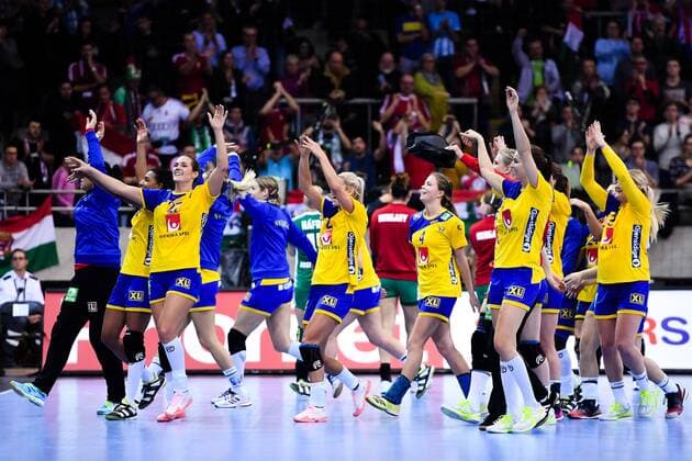 171203 Sveriges spelar jublar efter matchen mellan Ungern och Sverige under handbolls-VM den 3 december 2017 i Bietigheim Bissingen. Copyright: CARLxSANDIN BB171203CS075