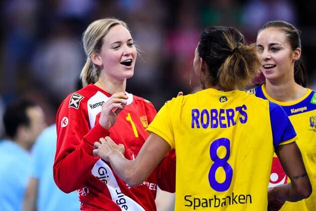 171203 Sveriges malvakt Johanna Bundsen jublar med Jamina Roberts jublar efter matchen mellan Ungern och Sverige under handbolls-VM den 3 december 2017 i Bietigheim Bissingen. Copyright: CARLxSANDIN BB171203CS076