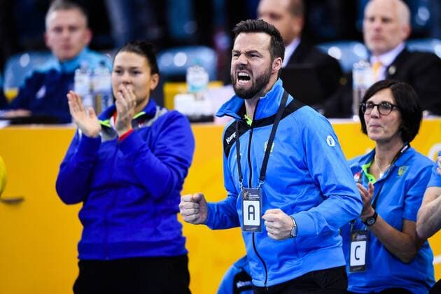 171203 Sveriges förbundskapten Henrik Signell jublar under matchen mellan Ungern och Sverige under handbolls-VM den 3 december 2017 i Bietigheim Bissingen. Copyright: CARLxSANDIN BB171203CS079