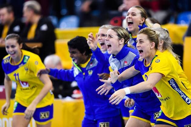 171203 Sveriges spelar jublar vid slutsignalen efter matchen mellan Ungern och Sverige under handbolls-VM den 3 december 2017 i Bietigheim Bissingen. Copyright: CARLxSANDIN BB171203CS081