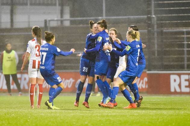 Verena Aschauer (SC Sand, 18) 4. von rechts, erzielt das 0:1, Jubel, Torjubel, Torerfolg, celebrate the goal, goal, celebration, Jubel ueber das Tor, Aktion, Action, Fussball, DFB-Pokal der Frauen, Achtelfinale, 1. FC Köln - SC Sand,