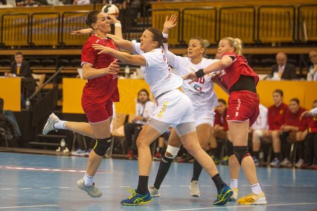 GER, IHF WM 2017, Montenegro (MNE) vs Russland (RUS) 03.12.2017, EWE Arena, Oldenburg, Germany, 23.IHF World Championship WM Weltmeisterschaft 2017 Women, first round, Group C, Montenegro vs Russland, im Bild Durdina JAUKOVIC, Jelena DESPOTOVIC ( MNE 9 , 80 ) Anna PUNKO (RUS 93)