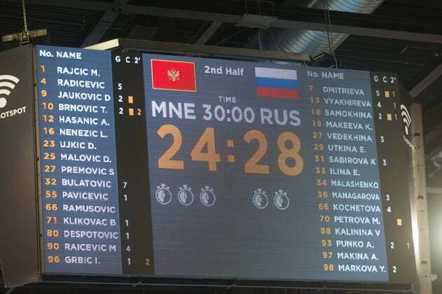 GER, IHF WM 2017, Montenegro (MNE) vs Russland (RUS) 03.12.2017, EWE Arena, Oldenburg, Germany, 23.IHF World Championship WM Weltmeisterschaft 2017 Women, first round, Group C, Montenegro vs Russland, im Bild Anzeigentafel mit dem Endstand 24 zu 28 vor 2269 Zuschauern ( Anzeigentafel )