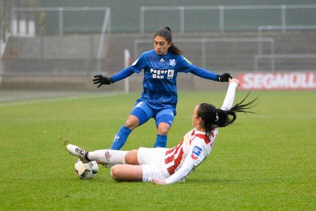 v.li. Leticia Santos (SC Sand, 2), Peggy Nietgen (1. FC Köln, 21), Zweikampf, Duell, duel, tackle, Aktion, Action, Fussball, DFB-Pokal der Frauen, Achtelfinale, 1. FC Köln - SC Sand,