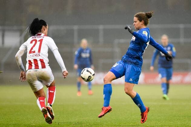 v.li. Peggy Nietgen (1. FC Köln, 21), Verena Aschauer (SC Sand, 18), Zweikampf, Duell, duel, tackle, Aktion, Action, Fussball, DFB-Pokal der Frauen, Achtelfinale, 1. FC Köln - SC Sand,