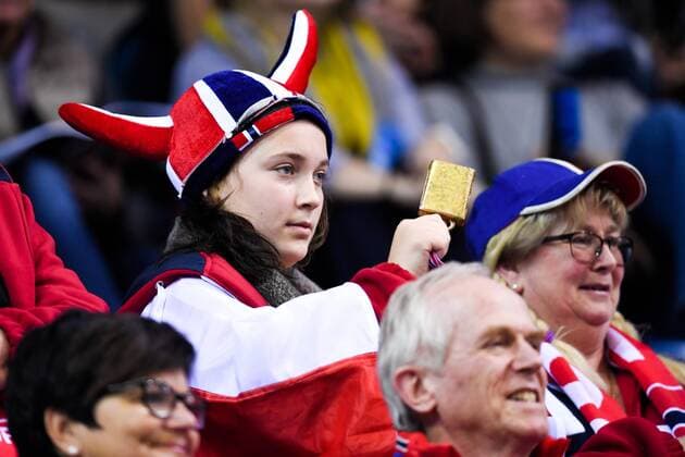 171203 Supporter pa läktaren i jublar matchen mellan Argentina och Norge under handbolls-VM den 3 december 2017 i Bietigheim Bissingen. Copyright: CARLxSANDIN BB171203CS103