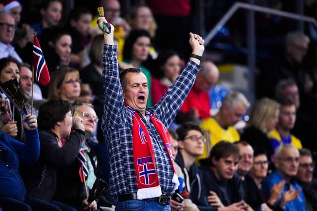 171203 Supporter pa läktaren i jublar matchen mellan Argentina och Norge under handbolls-VM den 3 december 2017 i Bietigheim Bissingen. Copyright: CARLxSANDIN BB171203CS104