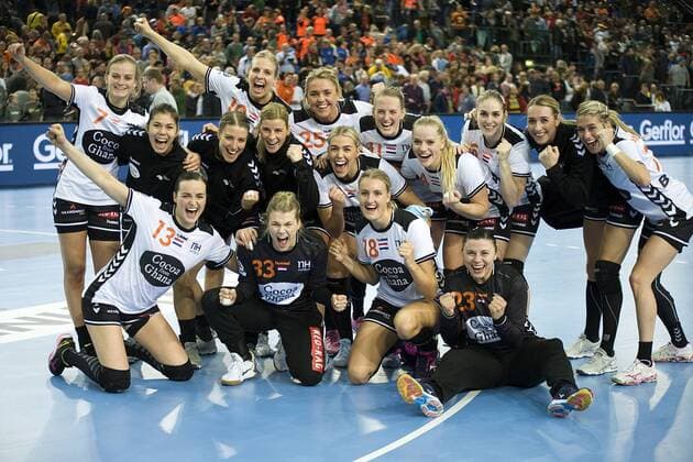 Themen der Woche - SPORT Bilder des Tages - SPORT Handball-Weltmeisterschaft der Frauen; Vorrunde Gruppe D; China - Niederlande 15:40 (9:20). Das Team der Niederlande feiert den 40:15-Sieg. Leipzig Sachsen Deutschland