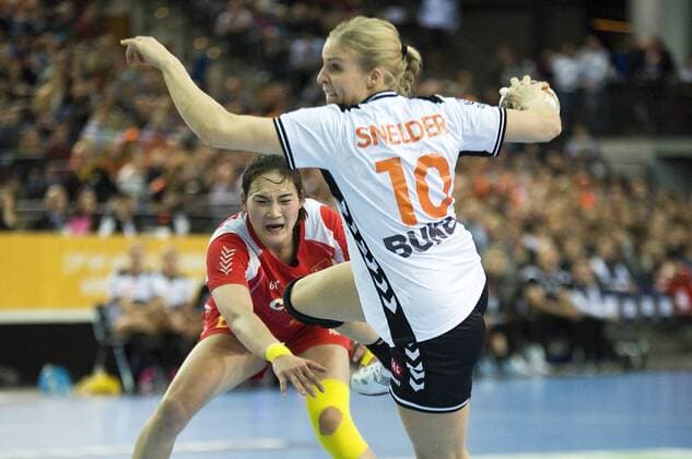 Handball-Weltmeisterschaft der Frauen; Vorrunde Gruppe D; China - Niederlande 15:40 (9:20). Die Niederländerin Danick Snelder beim Torwurf. Leipzig Sachsen Deutschland