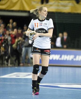 Handball-Weltmeisterschaft der Frauen; Vorrunde Gruppe D; China - Niederlande 15:40 (9:20). Die Niederländerin Lynn Knippenborg am Ball. Leipzig Sachsen Deutschland