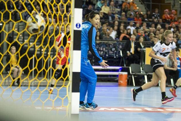 Handball-Weltmeisterschaft der Frauen; Vorrunde Gruppe D; China - Niederlande 15:40 (9:20). Die chinesische Torfrau Wang Xiaohua schaut einem Ball, geworfen von Debbie Bont, hinterher. Leipzig Sachsen Deutschland